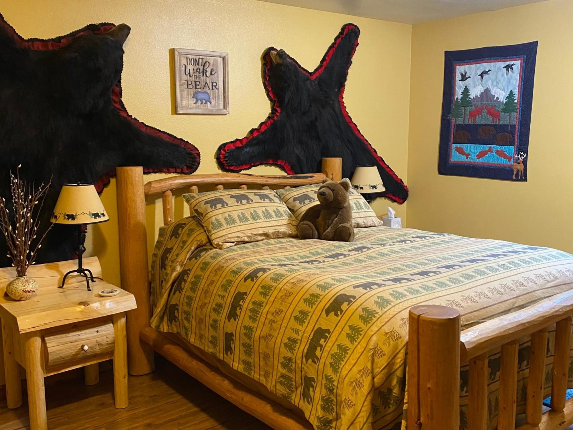 Two Bears Inn Bed & Breakfast 레드 로지 외부 사진