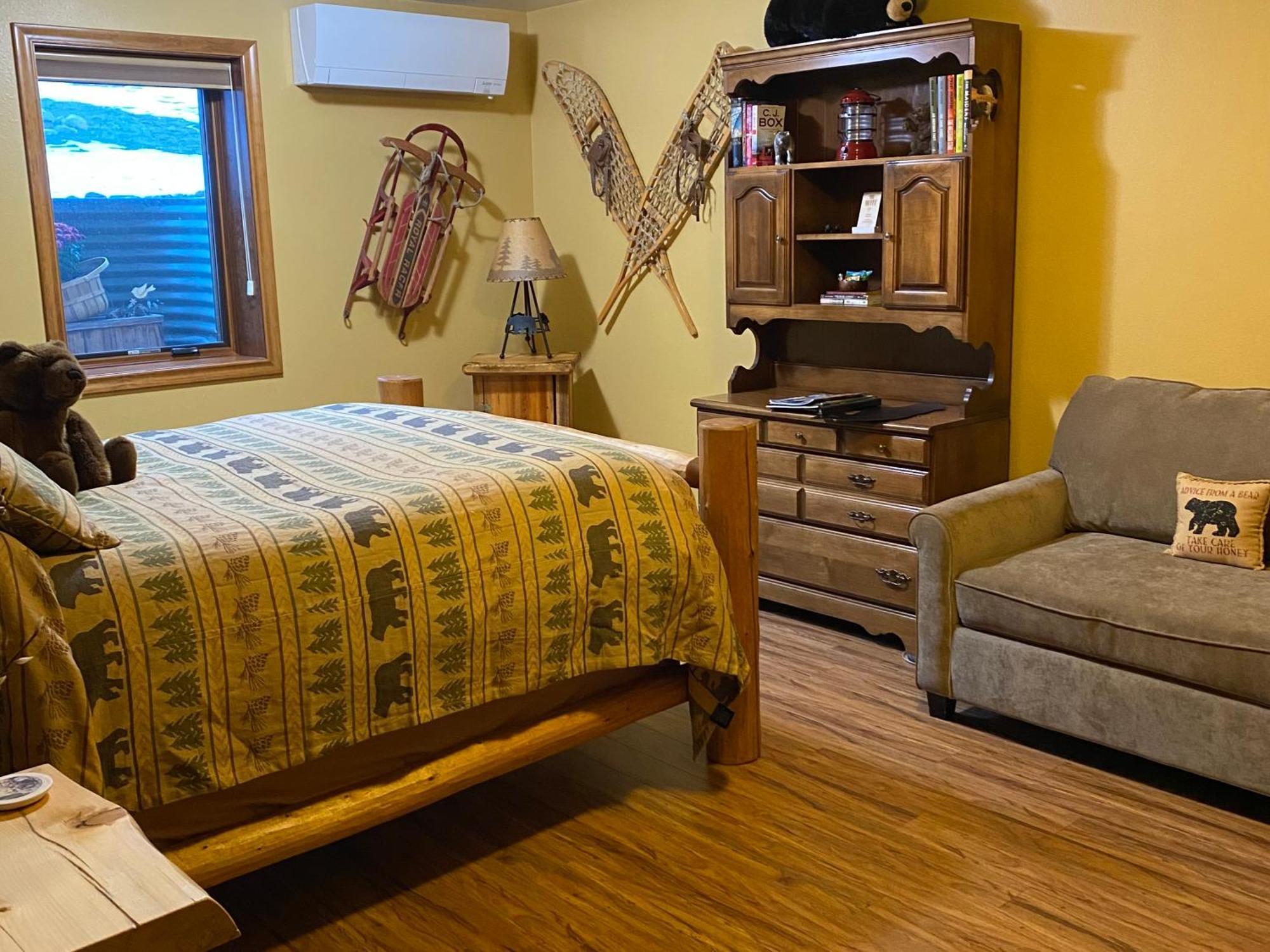 Two Bears Inn Bed & Breakfast 레드 로지 외부 사진