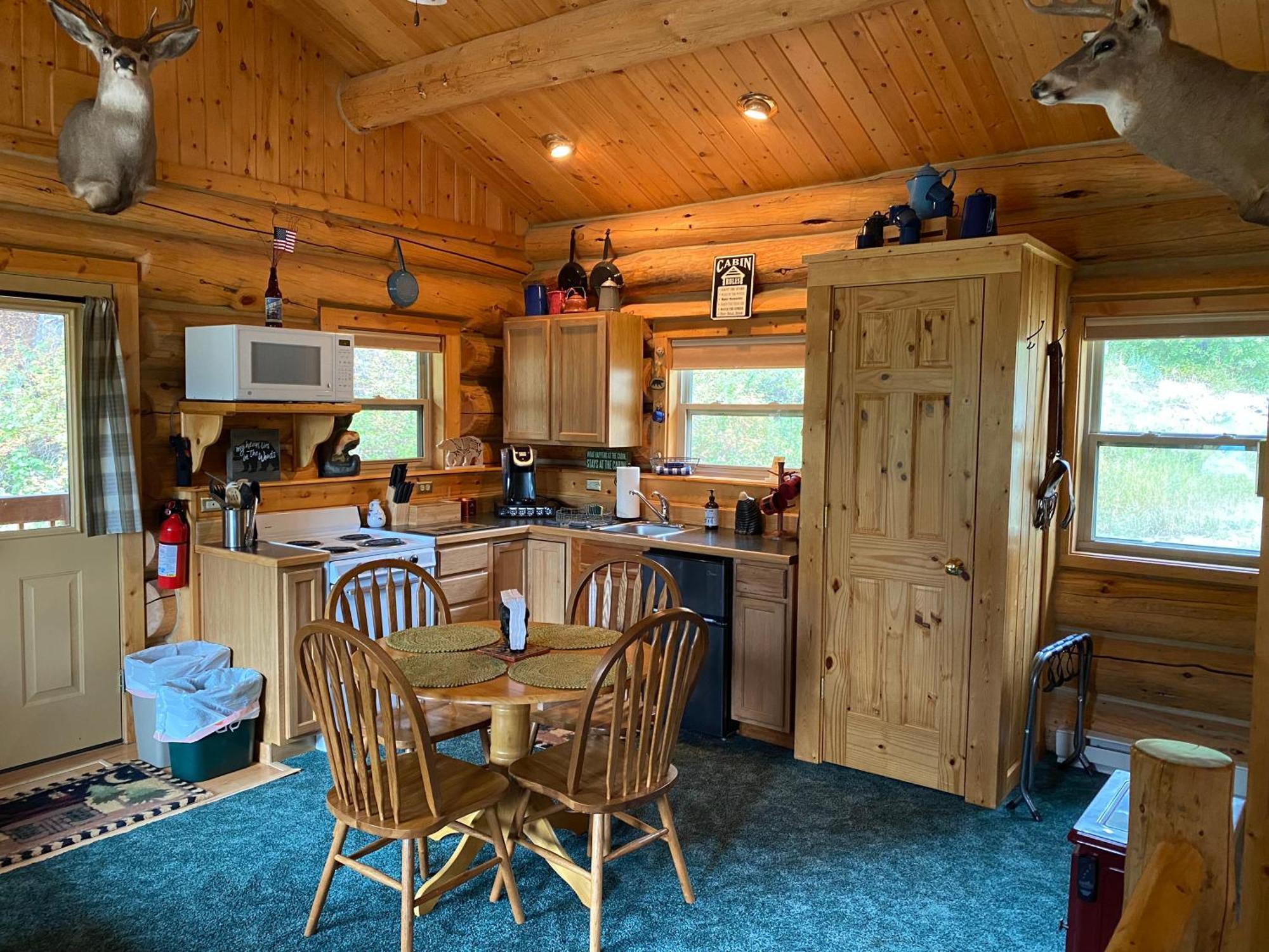 Two Bears Inn Bed & Breakfast 레드 로지 외부 사진