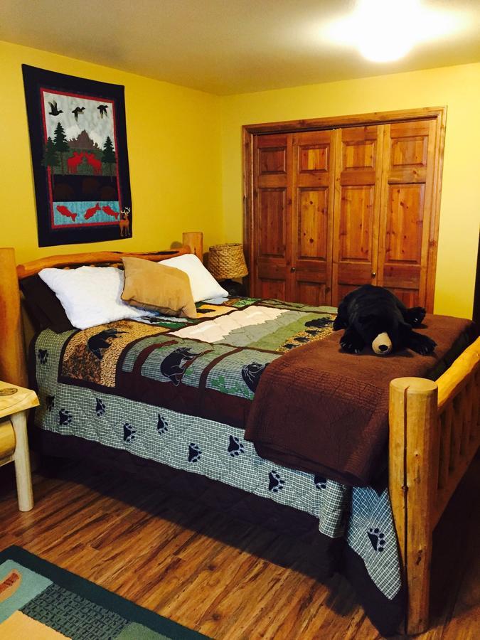 Two Bears Inn Bed & Breakfast 레드 로지 외부 사진