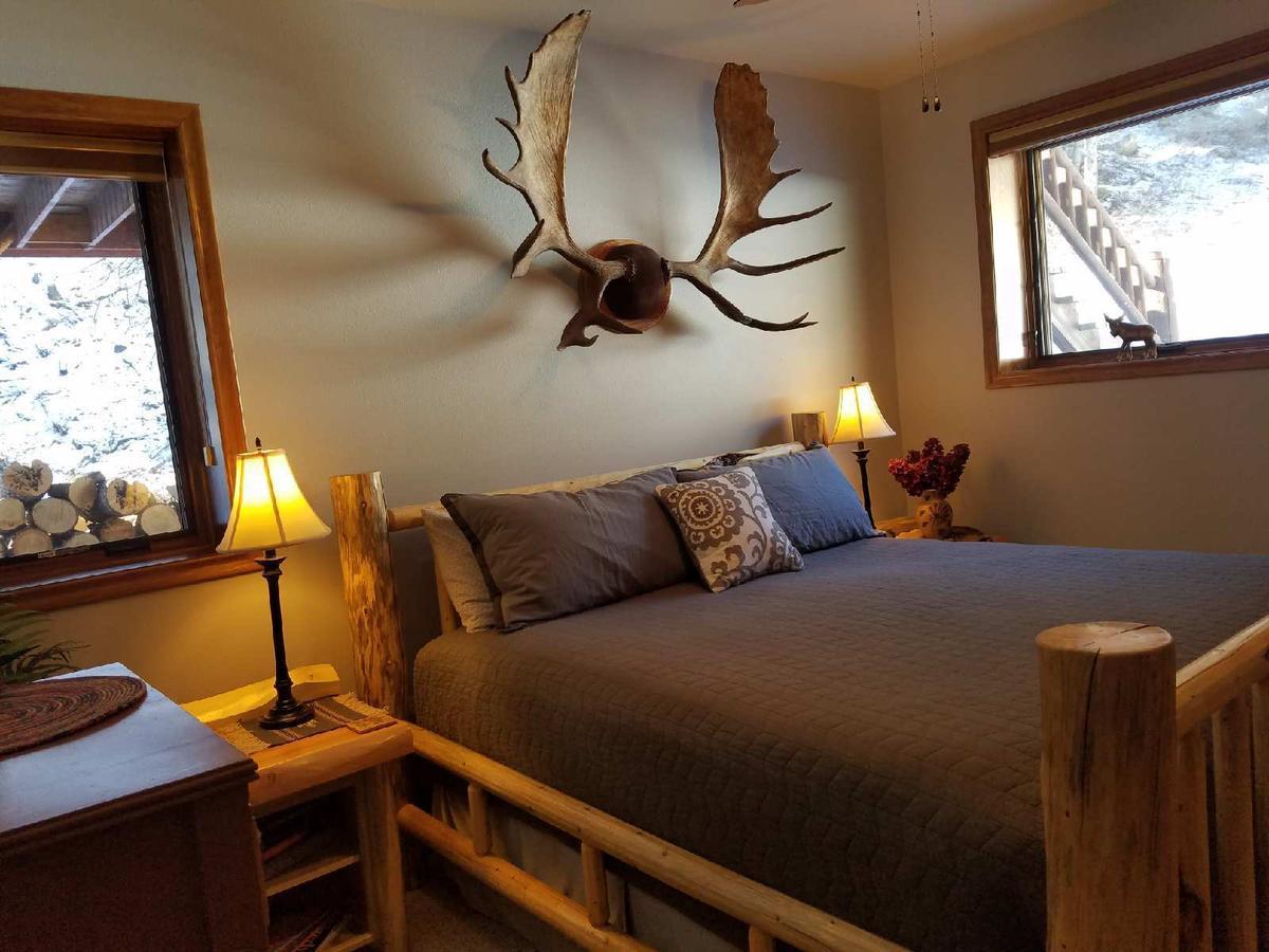 Two Bears Inn Bed & Breakfast 레드 로지 외부 사진