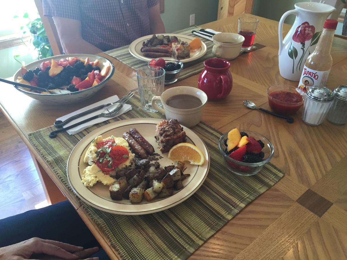 Two Bears Inn Bed & Breakfast 레드 로지 외부 사진